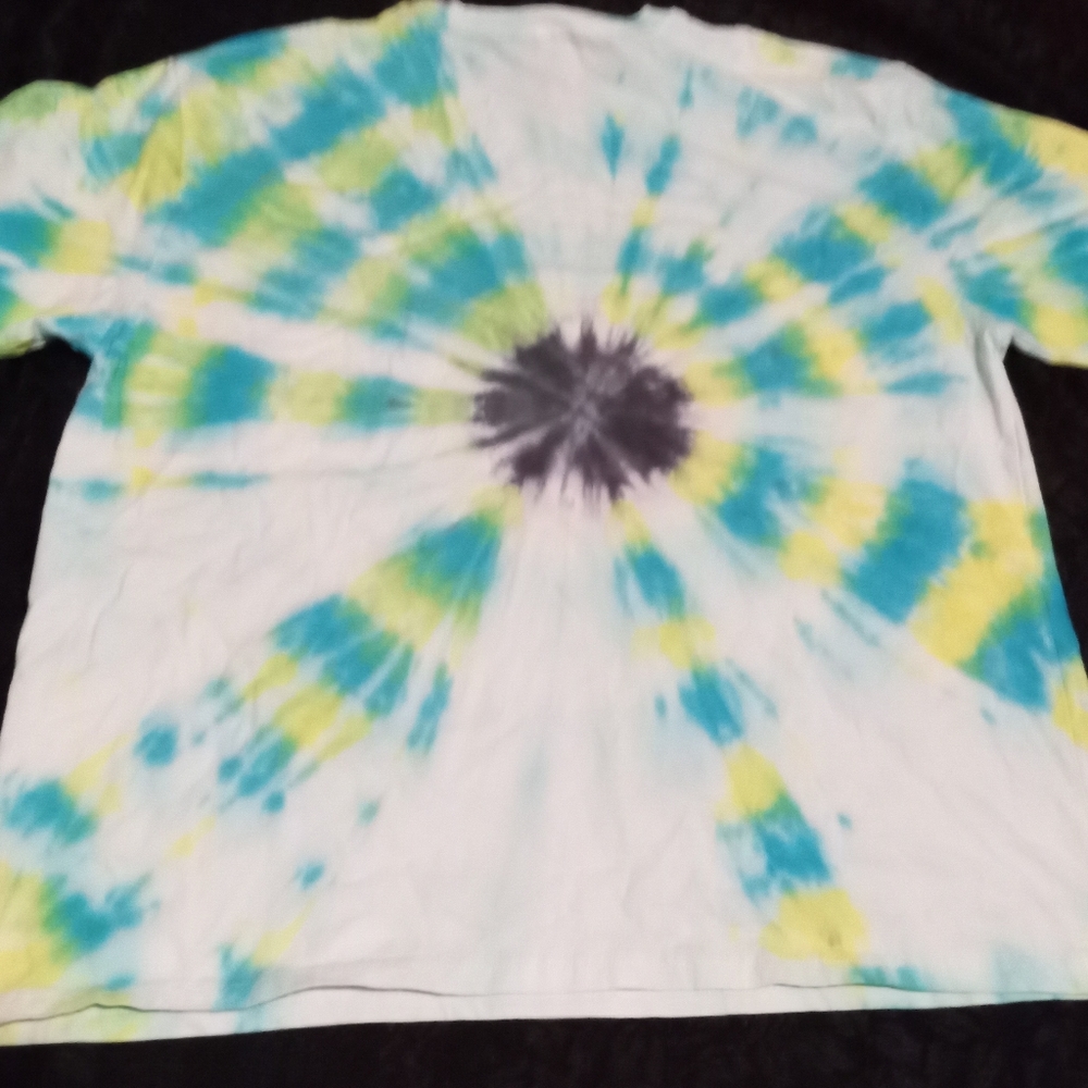 Tie-die T-Shirt No Boundaries Size Med runs big men's or women